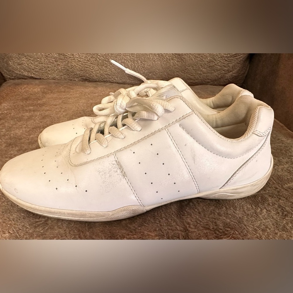 Yingrui Women’s Cheerleading Shoes Size 7.5
